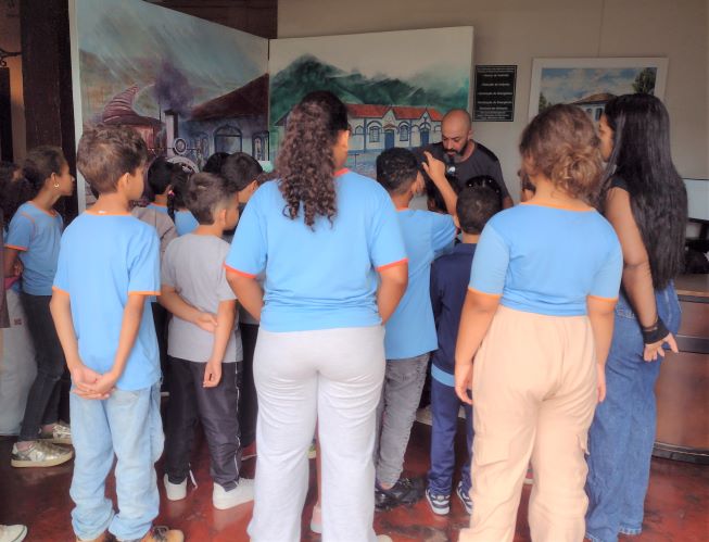 api-modulos/fotos/img/galeria_cat_culturais_490/490/13838/VISITA GUIADA POR GUSTAVO, E. M. CONCEIÇÃO MARIA MOREIRA - LIMAS DO PARÁ, TEMPO INTEGRAL (5).jpg